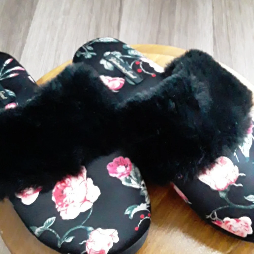 Victoria's Secret, ladies slippers - Picture 2 of 6